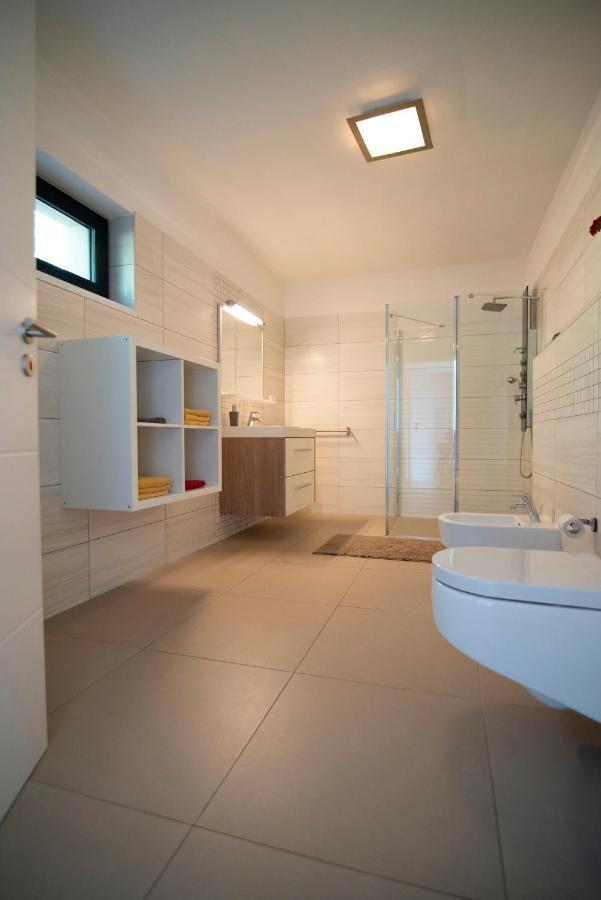 Wellness Bungalov - Vodni Nadrz Slapy - 40Km Od Prahy Necin Exterior photo