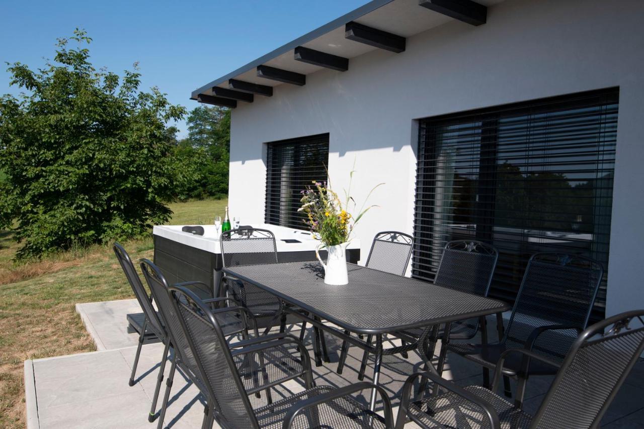 Wellness Bungalov - Vodni Nadrz Slapy - 40Km Od Prahy Necin Exterior photo